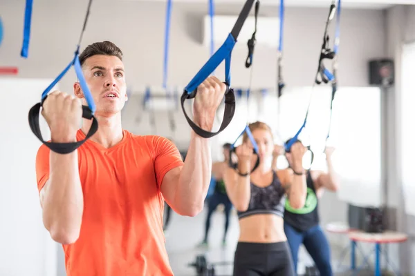 Entrenamiento Personas Cuerda Elástica Gimnasio Ejercicios Suspensión —  Fotos de Stock