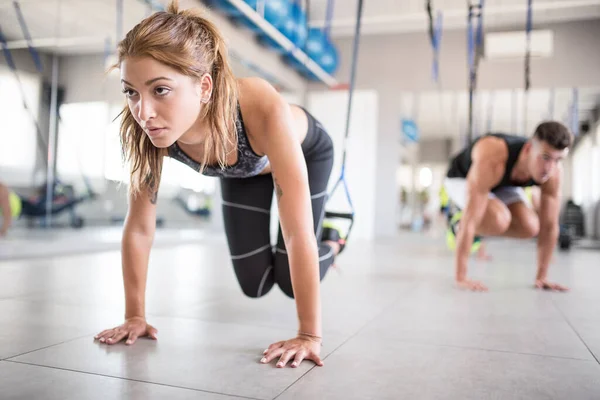 Spor Salonunda Askı Ipiyle Antrenman Yapan Bir Grup Insan — Stok fotoğraf