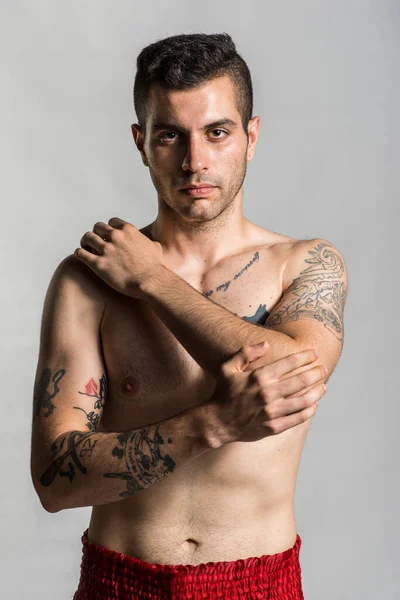 Joven Posando Con Tatuajes Estudio Tiro Como Chico Malo — Foto de Stock
