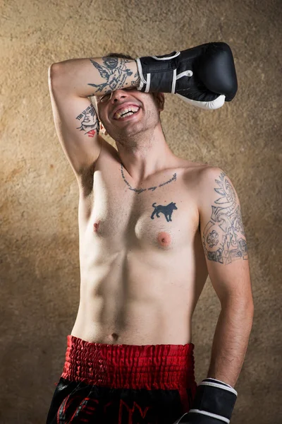 Loco Muay Tailandés Boxeador Estudio Disparo Riendo — Foto de Stock