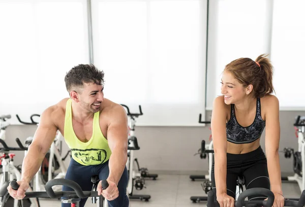 Pareja Entrenamiento Spinning Bikes Sonriendo — Foto de Stock