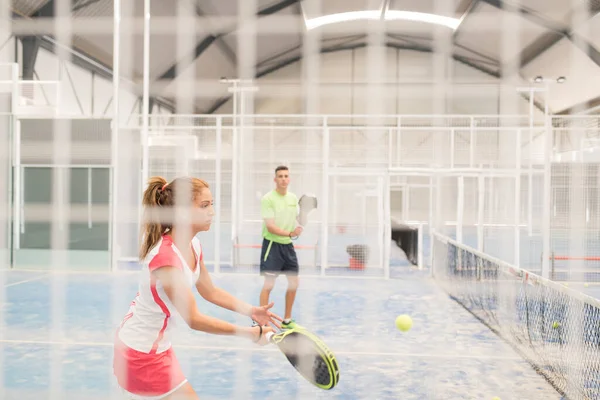 パドルテニス室内トレーニング女性がボールを打つ — ストック写真