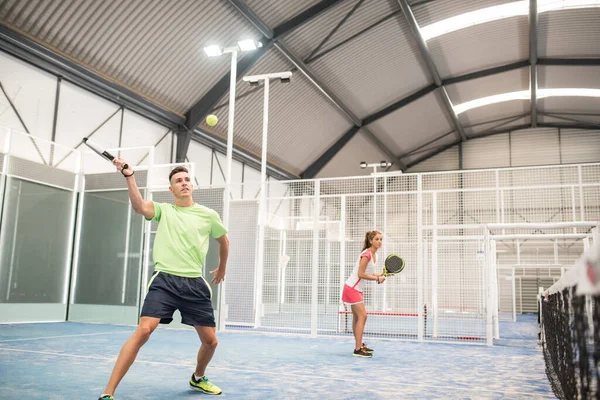 划桨网球室内训练 活跃的人 — 图库照片
