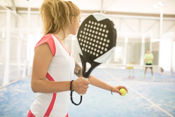 Kapalı alanda tenis antrenmanı, top servis eden adam.