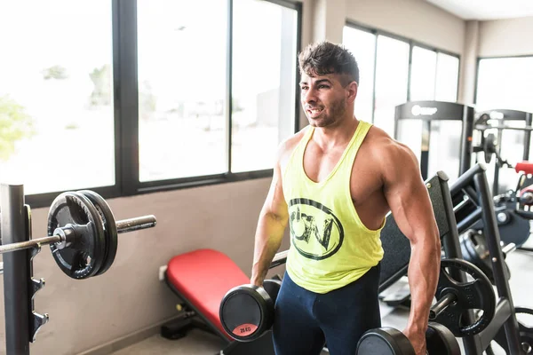 Fuerte Joven Levantando Pesas Gimnasio — Foto de Stock