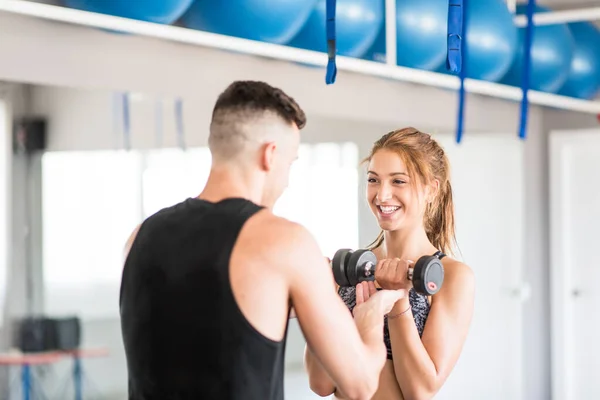 Entrenador Personal Ayudando Mujer Levantar Pesas — Foto de Stock