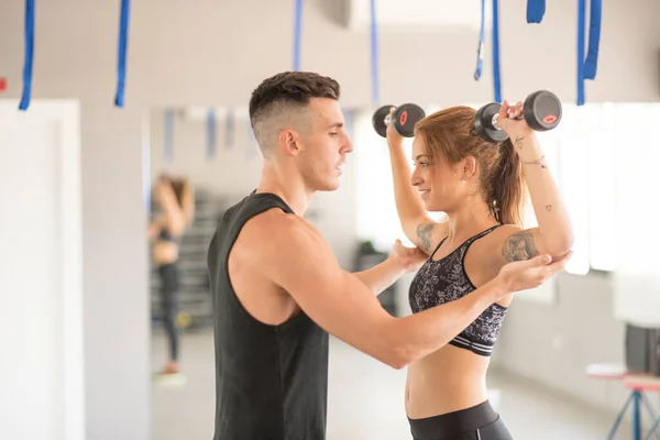 Treinador Pessoal Ajudando Mulher Ginásio Treinamento Casal — Fotografia de Stock