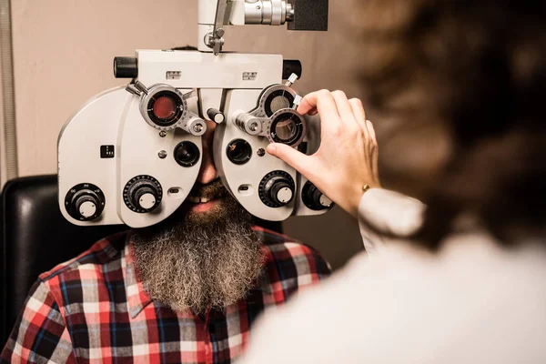 Optische Frau Absolviert Die Vision Eines Bärtigen Mannes Phoropter Sehtest — Stockfoto