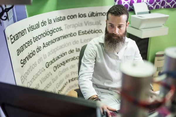 Hombre Barbudo Óptico Trabajando Computadora Texto Estándar Español Segundo Plano — Foto de Stock