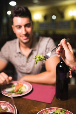 Çift restoranda salatayla eğleniyor. Sevgililer Günü tarihi