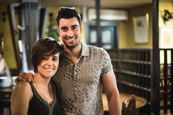 Paar Posiert Restaurant Und Blickt Die Kamera — Stockfoto