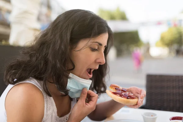 Vacker Kvinna Bort Ansiktsmask För Att Äta Skinka Rostat Bröd — Stockfoto