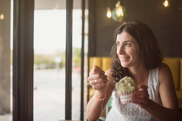 Mulher Comendo Sorvete Olhando Janela — Fotografia de Stock