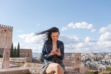 Granada 'da turizm yapan güzel bir kadın.