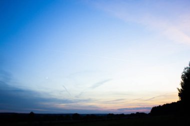 küçük bir kasabada akşam gün batımını yaz