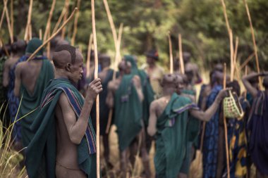 Kibish, Etiyopya - 22 Ağustos 2018: Donga töreninde Surmi kabilesinden kimliği belirsiz erkek. Bir: Donga olacak nerede genç erkekler mücadele onların güç ve cesaret kanıtlamak için mücadele