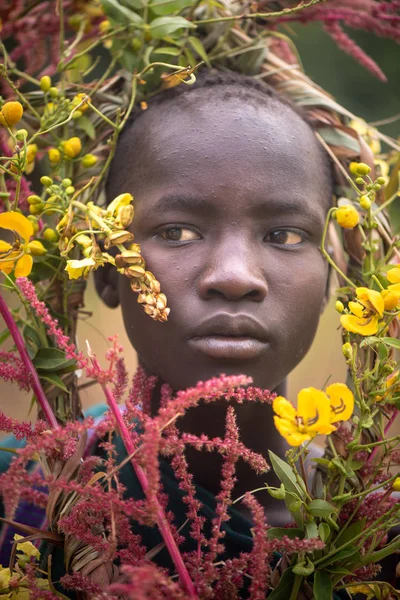 埃塞俄比亚 Kibish 2018年8月22日 Surmi 部落的身份不明的妇女 配有花卉装饰品 Surmi 也被称为 Surma 居住在埃塞俄比亚南部西部地区的村庄里 — 图库照片