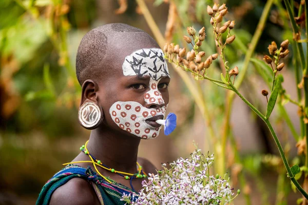 Kibish Etiopia Sierpień 2018 Kobieta Plemienia Surmi Dekoracje Kwiatowe Surmi — Zdjęcie stockowe