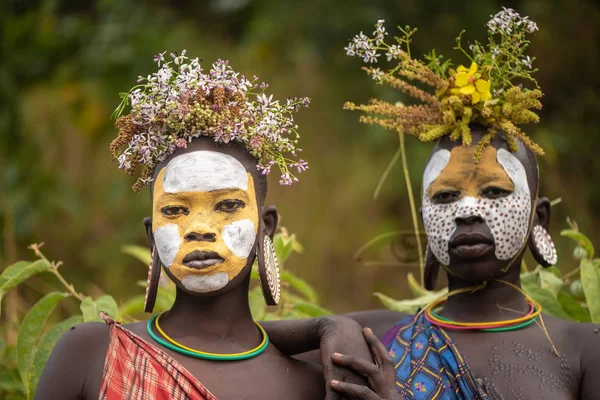 Kibish 埃塞俄比亚 2018年8月22日 Surmi 部落的身份不明的妇女 与花卉装饰品 Surmi 也被称为 Surma 居住在埃塞俄比亚南部西部地区的村庄里 — 图库照片