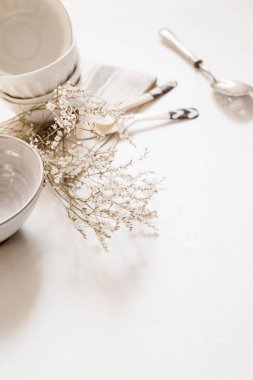 Mutfak seramik ve aksesuar doğal sesleri ve malzemelerle