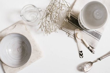 Mutfak çömlek doğal sesleri ve malzemelerle düz lay