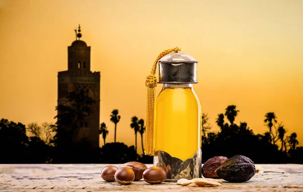 アルガン オイルや果物背景にモロッコの風景とスキンケアのためのボトル — ストック写真