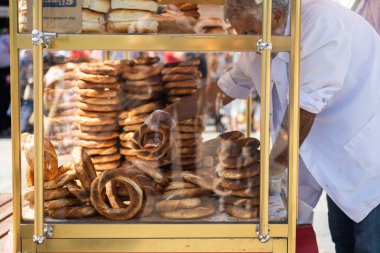 Istanbul, Türkiye, 9 Ağustos 2018: kimliği belirsiz Istanbul sokakta Simit satar. Simit popüler Türk sokak gıda bükülmüş çevrelerin susam ile hamur yapılır