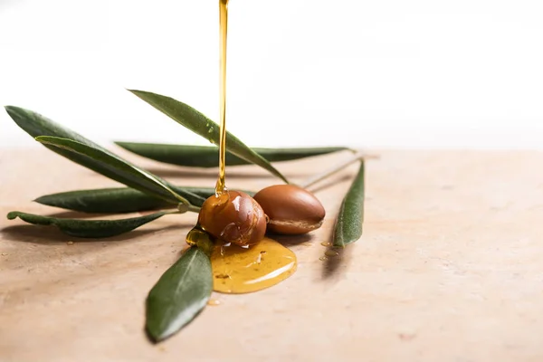 Argan yağı Argan tohumları üzerinde dökme