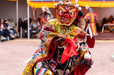Monk Takthok manastırında bir ritüel dans gerçekleştiren, Ladakh