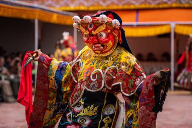 Monk Takthok manastırında bir ritüel dans gerçekleştiren, Ladakh