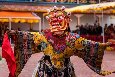 Monk Takthok manastırında bir ritüel dans gerçekleştiren, Ladakh