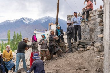 Ladakh 'ta çalışan kadın ve erkekler.