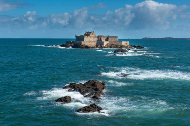 Saint Malo, Brittany, Fransa, gel-git sırasında.