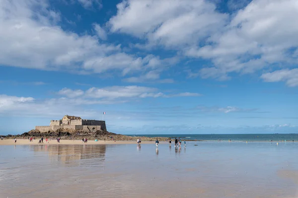 Saint Malo, Bretania, Francja, podczas przypływu. — Zdjęcie stockowe