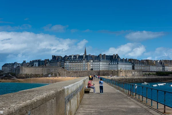 Saint Malo, Bretagne, Franciaország, dagály idején. — Stock Fotó