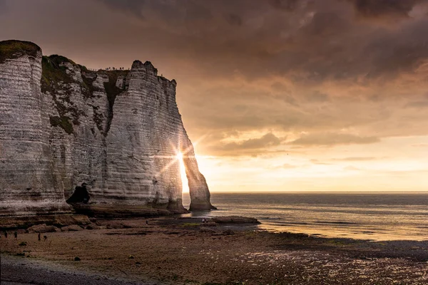 Etretat híres sziklái, Franciaország, naplementekor — Stock Fotó