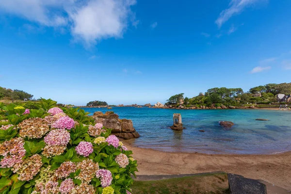 Het strand van Saint Guirec Bay. Roze granieten kust, Perros Guirec, Bretagne, Frankrijk. — Stockfoto