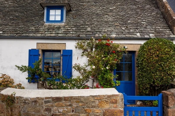Hermosa casa de campo en Saint Guirec, Bretaña, Francia — Foto de Stock