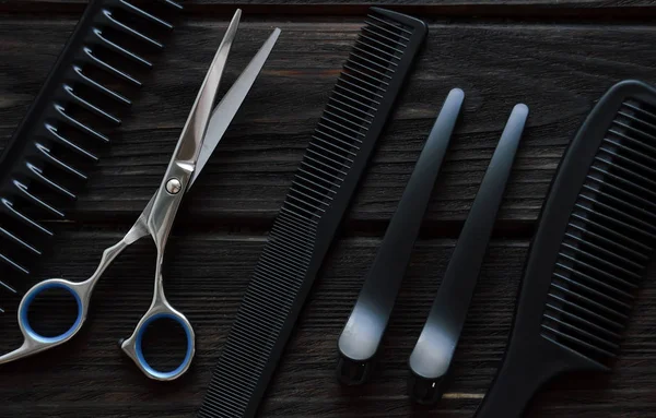 berber aletleri koyu ahşap arka plan üzerinde