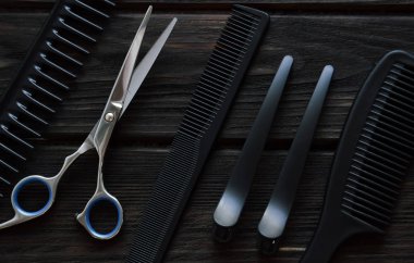 berber aletleri koyu ahşap arka plan üzerinde