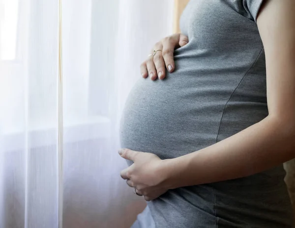 9 aylık hamile bir kadına göbek.