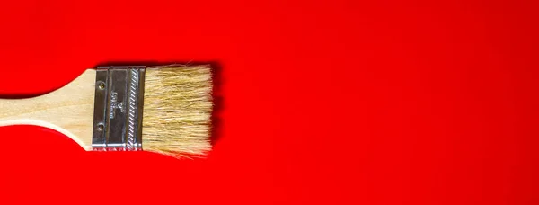 Kırmızı bir arka plan, metin için boş bir alan üzerinde boya fırçası.