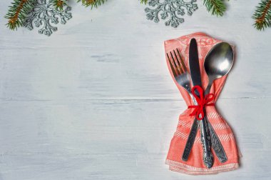 Yeni yıl, yılbaşı, çatal, kaşık, bıçak ahşap beyaz zemin üzerine.