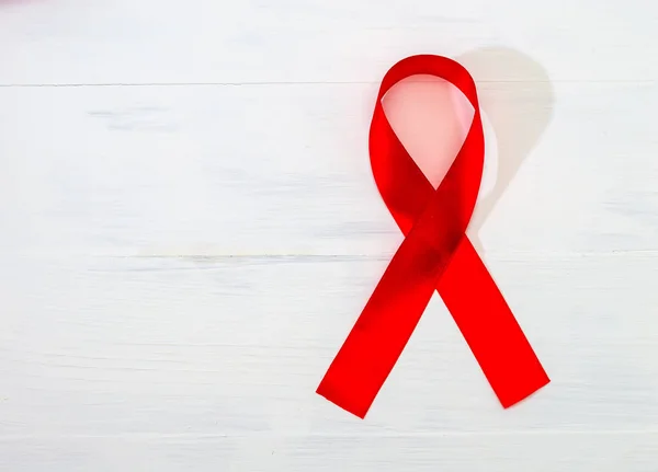 Kanser, sadaka, dayanışma, metin için boş yer kırmızı kurdele simgesi.