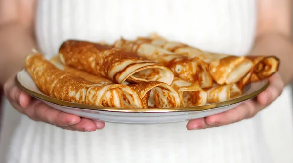 Elinde bir tabak krep.