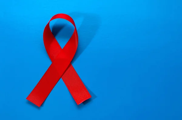 Kanser kırmızı kurdele, metin için yer mücadele sembolü.