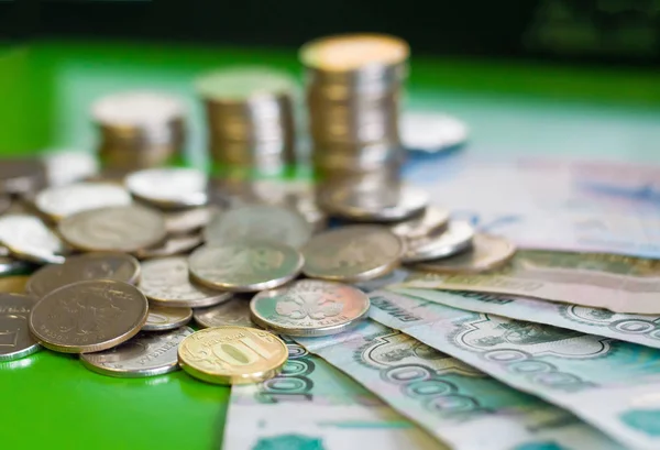 Rus parası. Sikke ve faturaları üzerinde yeşil bir arka plan.