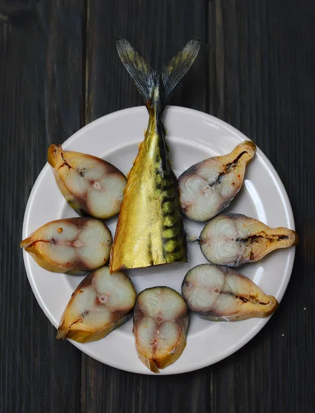 Füme balık, füme dilimleri bir tepside uskumru.