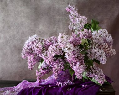 Bir buket leylak danasının natürmortu. Çiçek resmi.