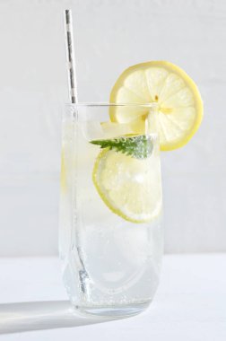 Sıcakta serinletici ve canlandırıcı bir içecek. Limon ve buz ile Limonata.
